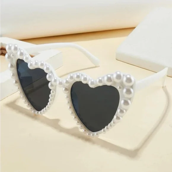 💕White Heart Shaped Pearl Sunglasses - Picture 3 of 5